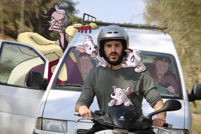 Испанец живёт вместе с диснеевскими героями и показывает быт и совместные развлечения