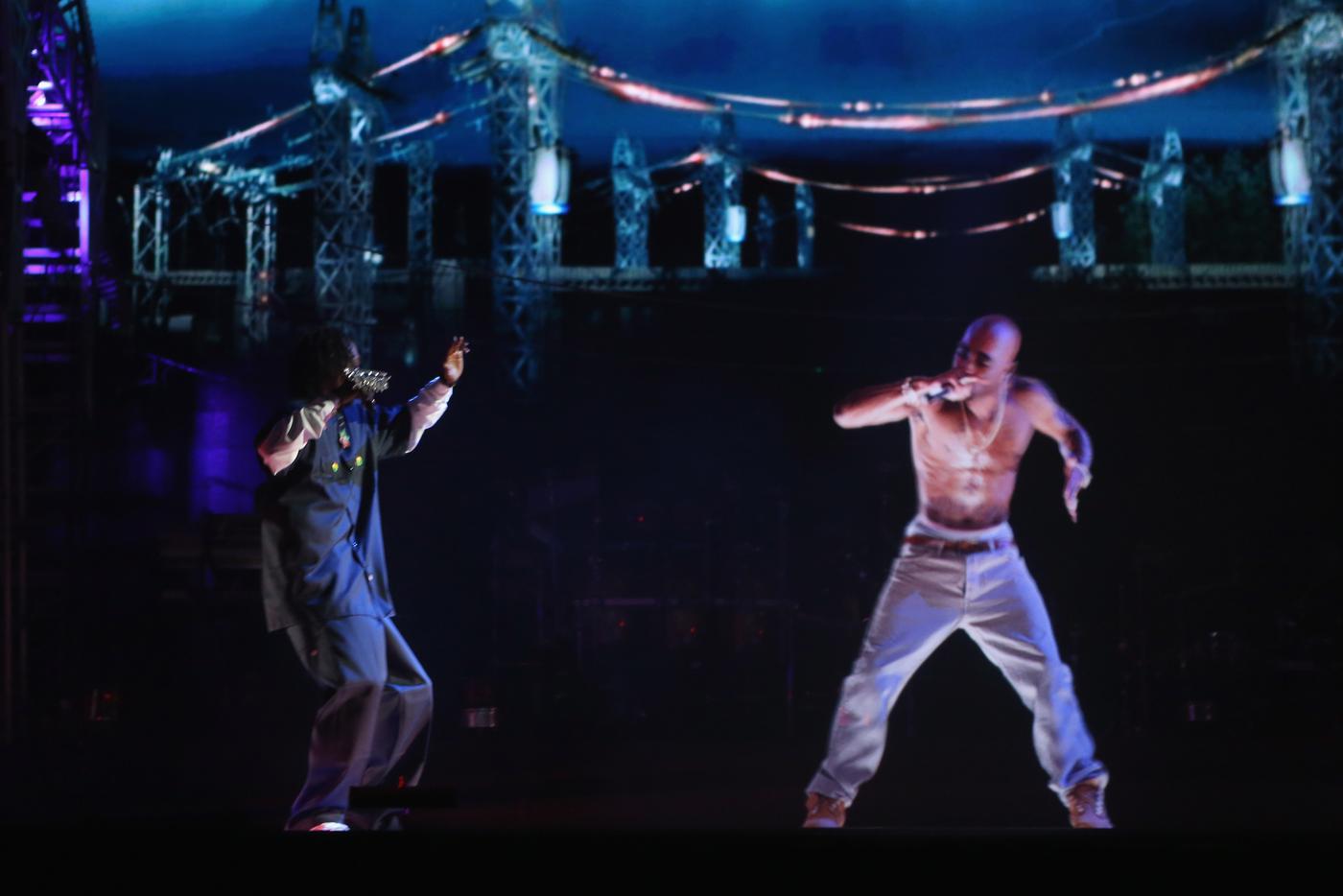 Snoop Dogg выступает на фестивале Coachella вместе с голограммой Тупака Шакура.