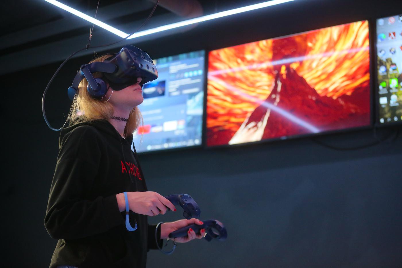 Репортёр Metro издевалась над шедеврами в VR-вселенной