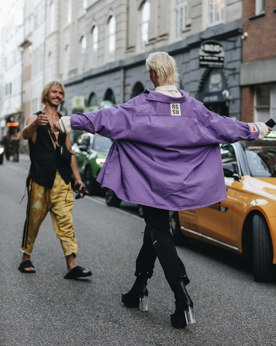 И, конечно, его смело могут носить и девушки, и парни.