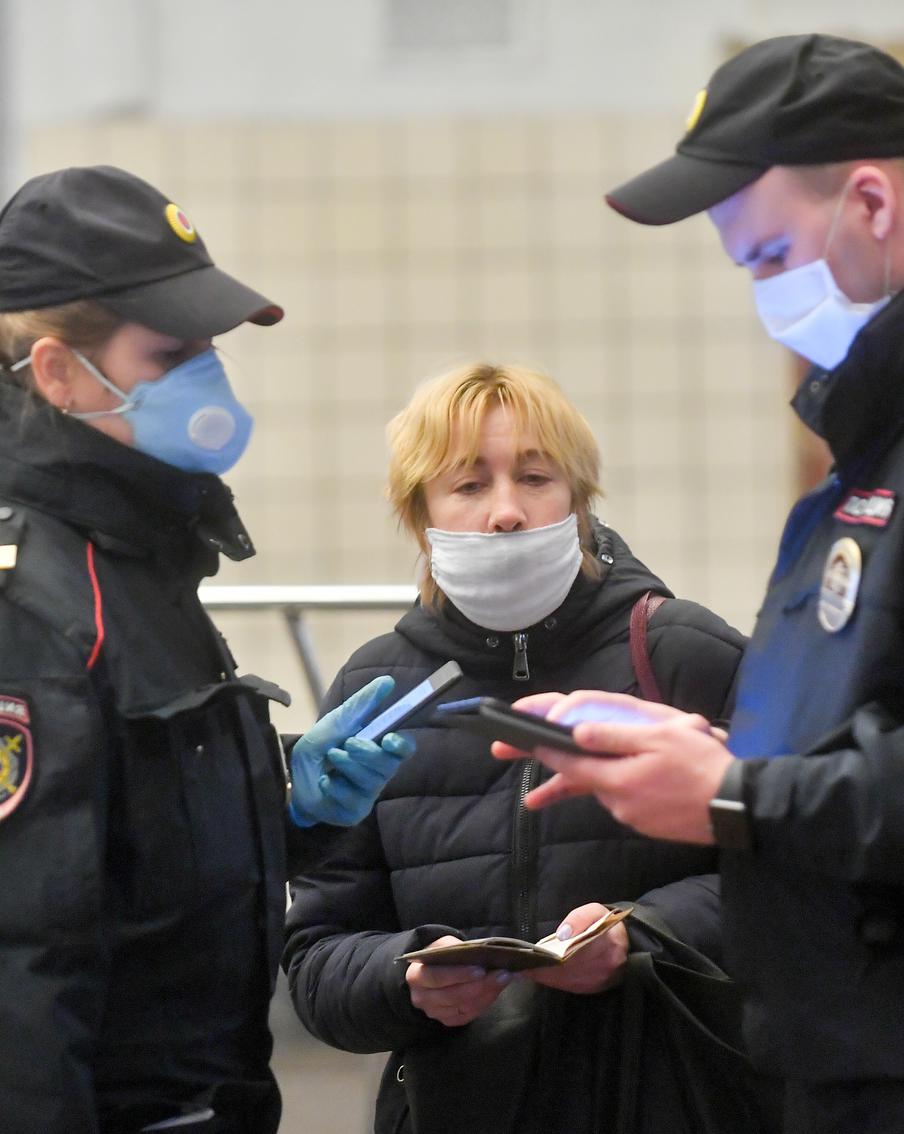 Силовики получили право заставлять выворачивать карманы