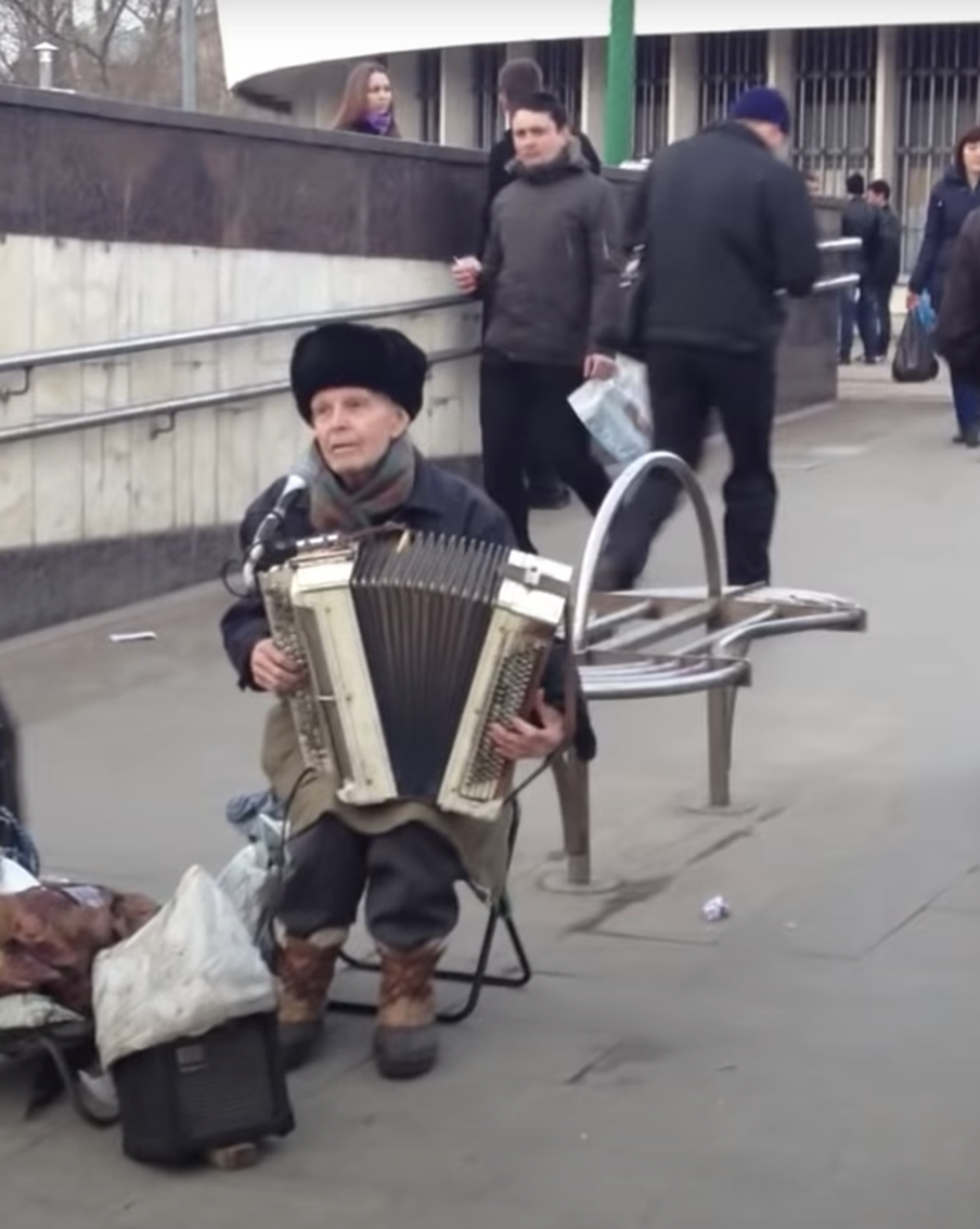 Баянисту с Пресни хотят установить памятник. Разбираемся, почему доброе дело пока так и не удалось осуществить