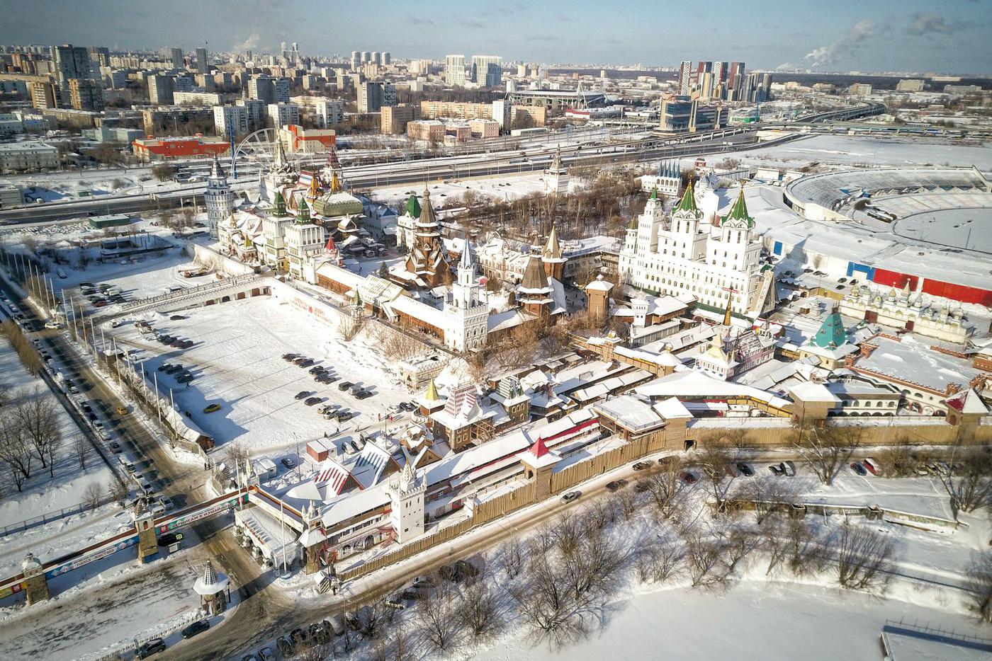 Вид с квадрокоптера на Измайловский кремль на востоке столицы.