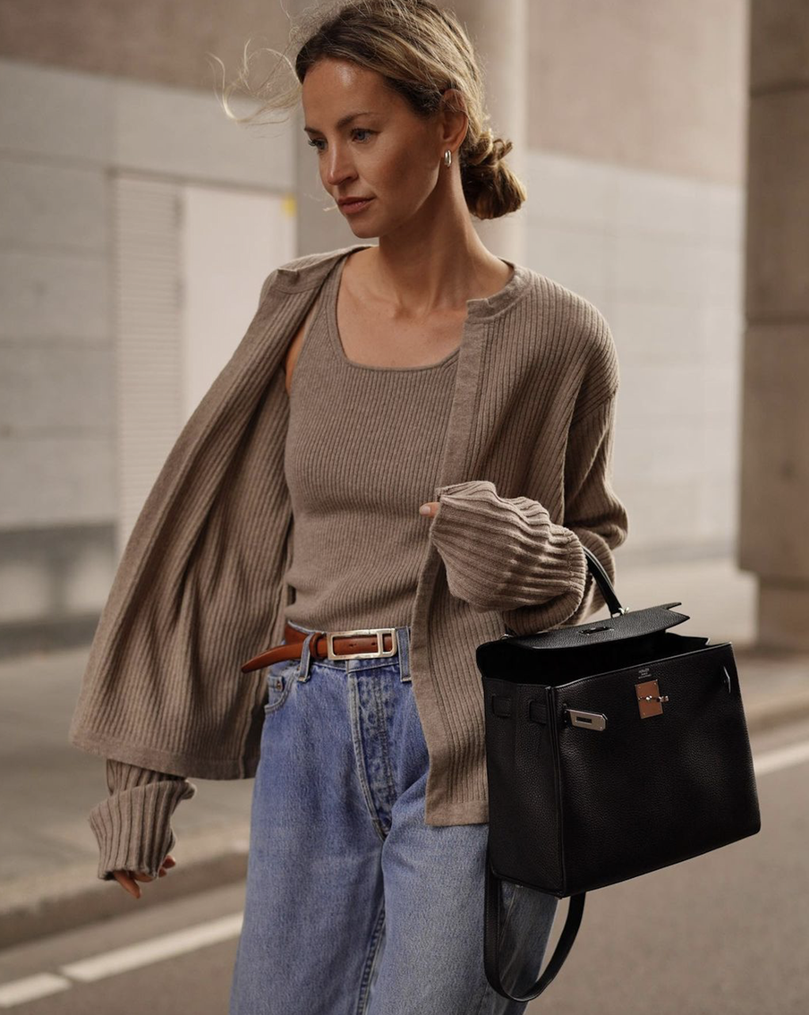 Трикотаж выбирайте мягких оттенков – так он подойдёт к разного цвета джинсам и брюкам.