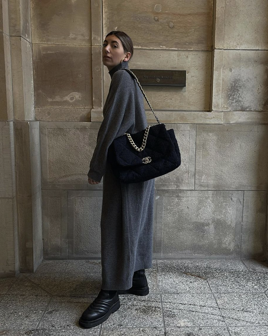 Зимой в базовый газдероб входит много трикотажа, в том числе вязаные платья.