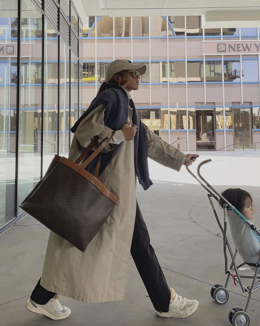 У молодых мам базовый гардероб основывается на комфорте и практичности.