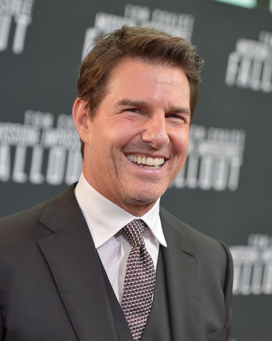 300 рождественских тортов от Тома Круза: Какими подарками удивляют коллег западные знаменитости