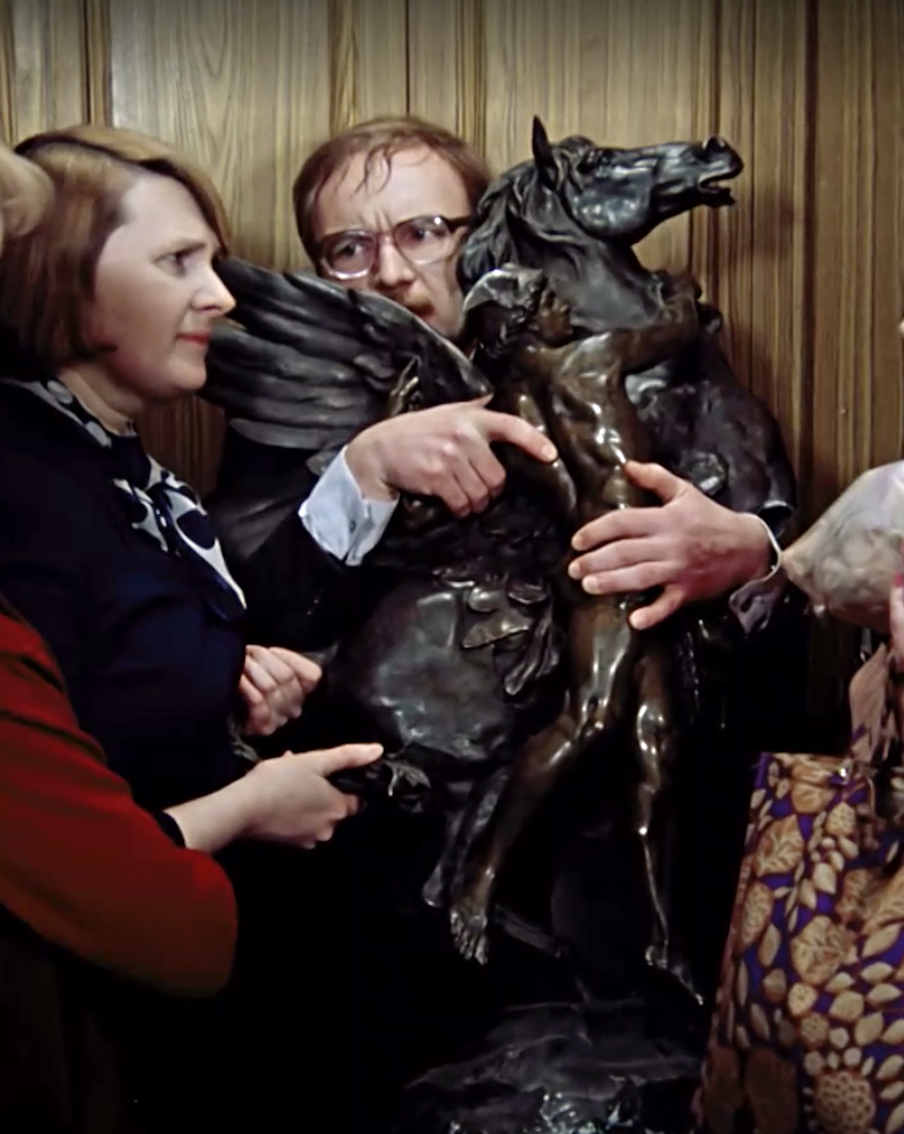 5 вопросов о подарках на работе: что дарить, кому и сколько уместно тратить