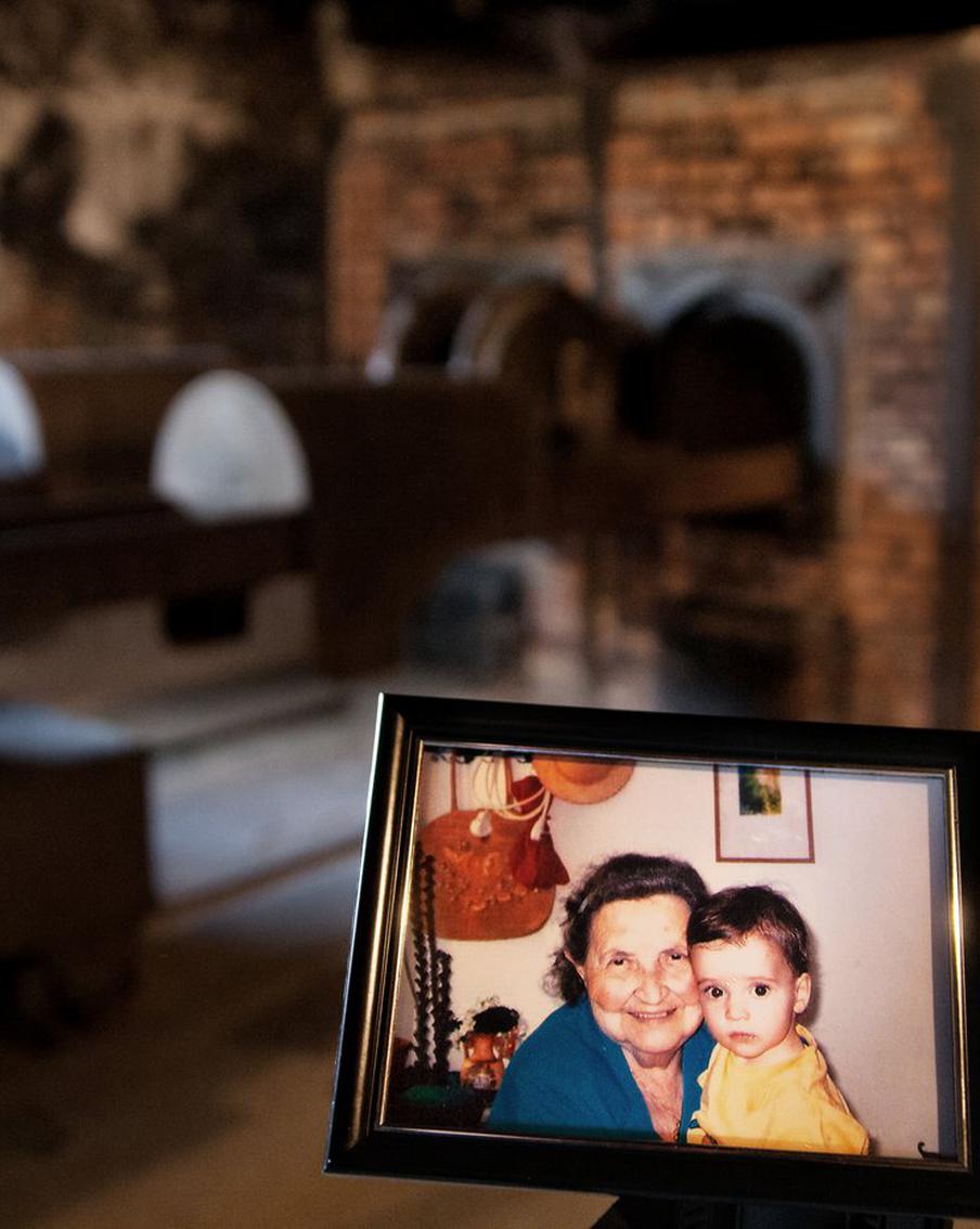 "В Освенциме бабушку наказали за кражу очистков": автор фотопроекта рассказал о зверствах нацистов