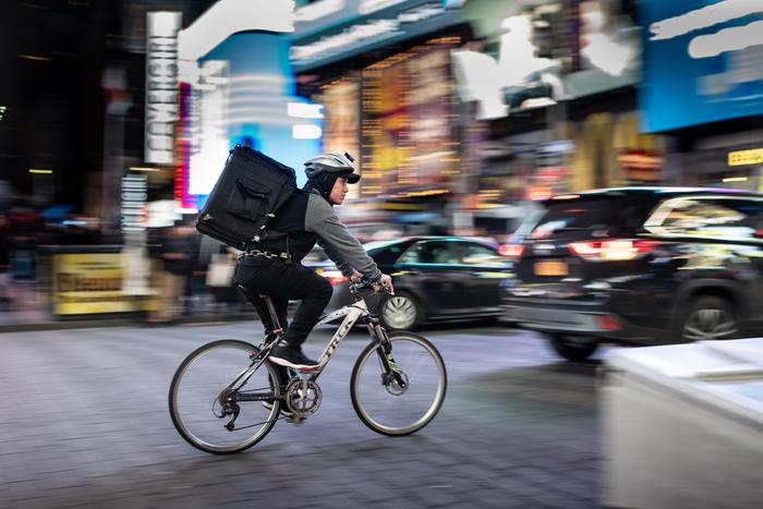 О чём мечтают приезжие и местные курьеры в свой день