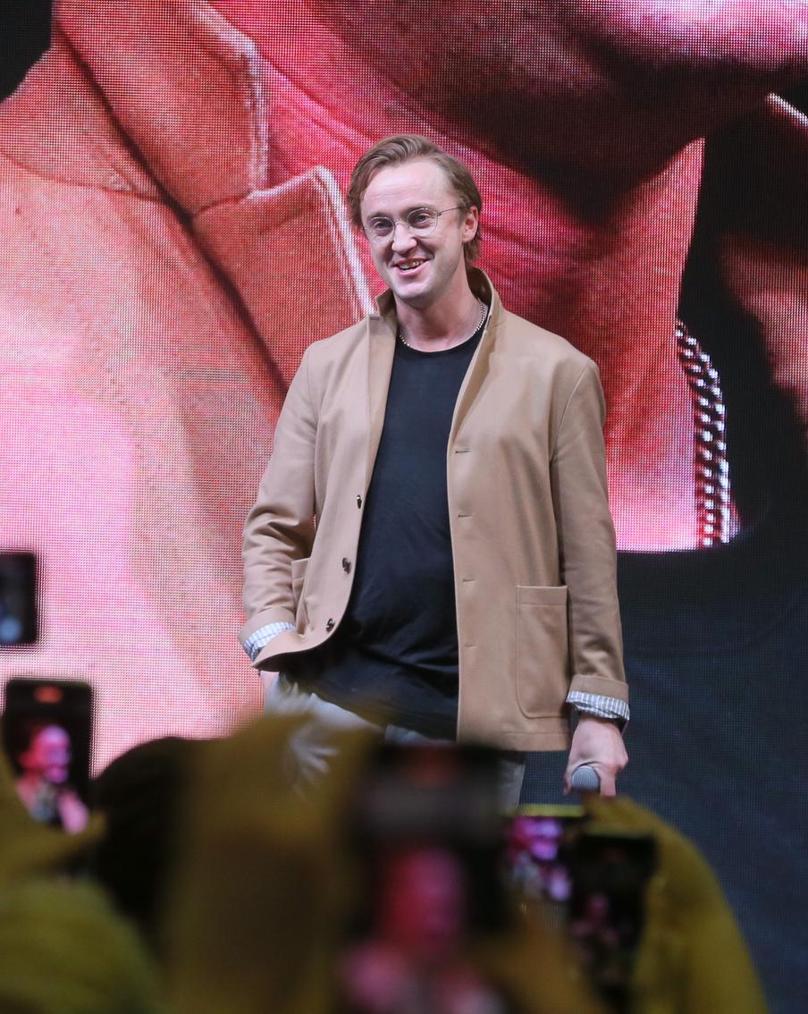 Злодей из "Гарри Поттера" приехал на фестиваль в Москву. За фото с Томом Фелтоном пришлось выложить круглую сумму