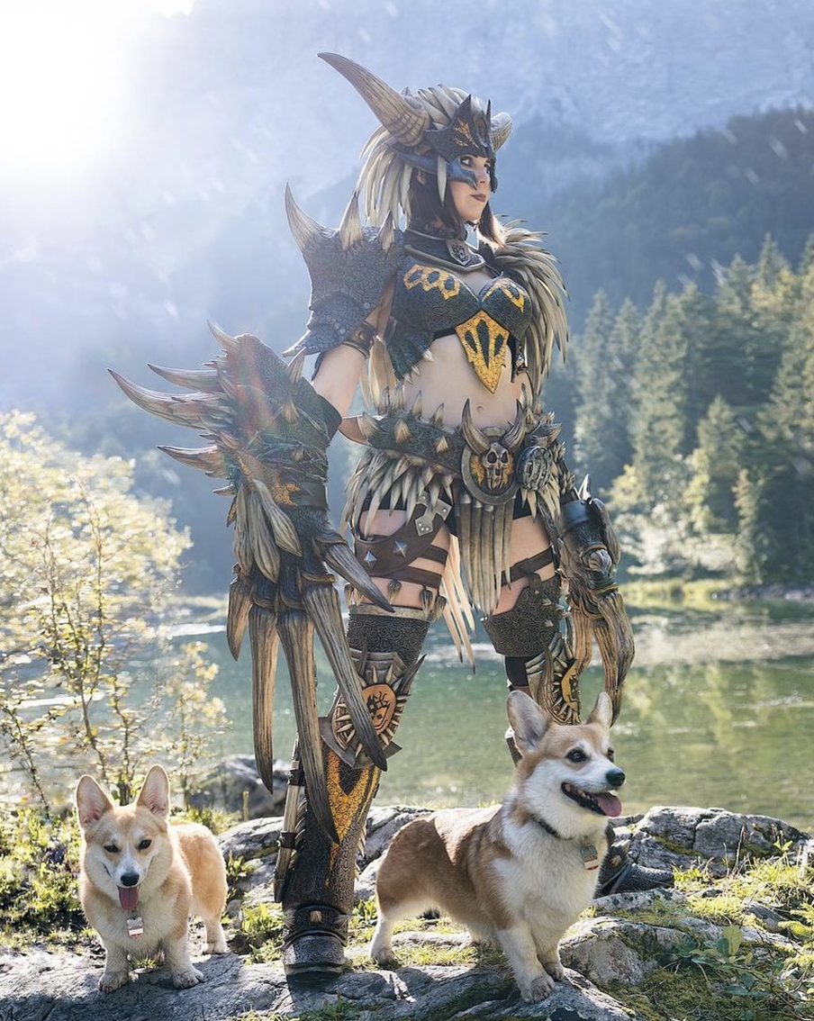 Воин из видеоигры Monster Hunter World.