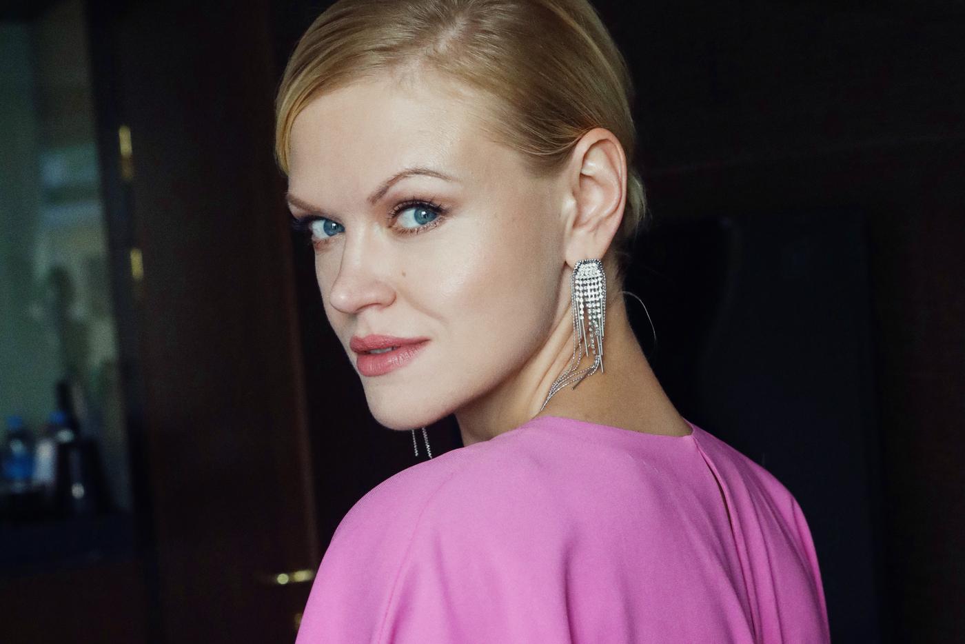 "В детстве несла котлету воспитательнице и упала". Анна Котова-Дерябина рассказала про шрамы и первые провалы