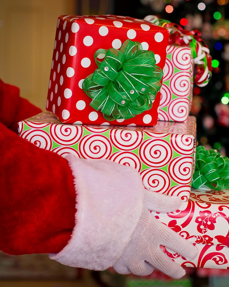 В мешке тайного Санты можно найти пельмени, деньги и набор ластиков