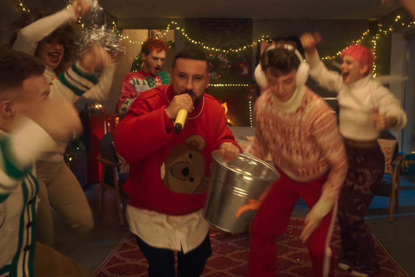 Клип на новогоднюю версию песни MONATIK "Зажигать/JoMo".