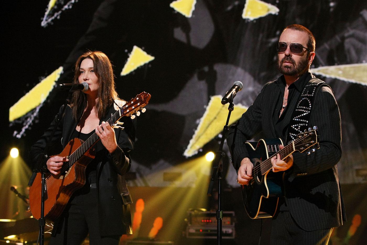 Карла Бруни и Дэйв Стюарт из Eurythmics на сцене в Нью-Йорке.
