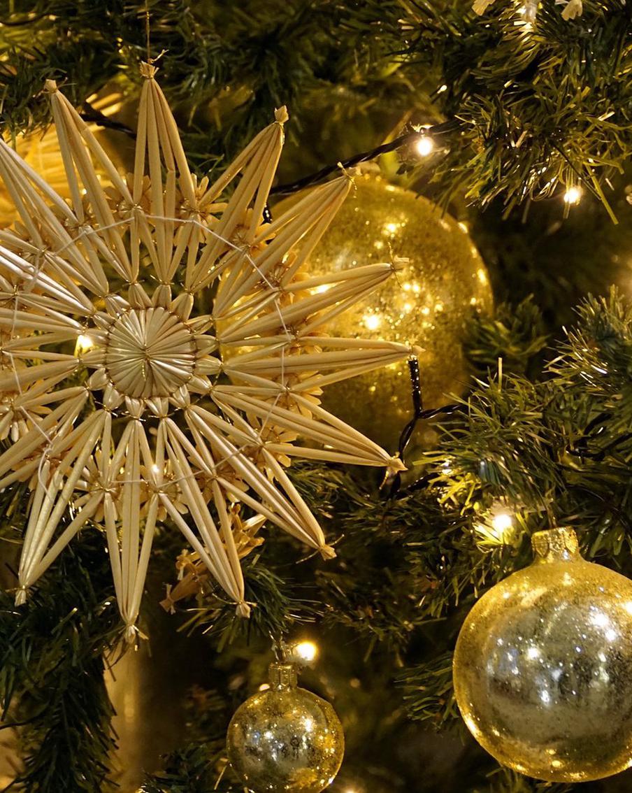 Голубой Тигр хочет видеть ёлку в холодных тонах. Собрали мнения экспертов по поводу правильных новогодних украшений