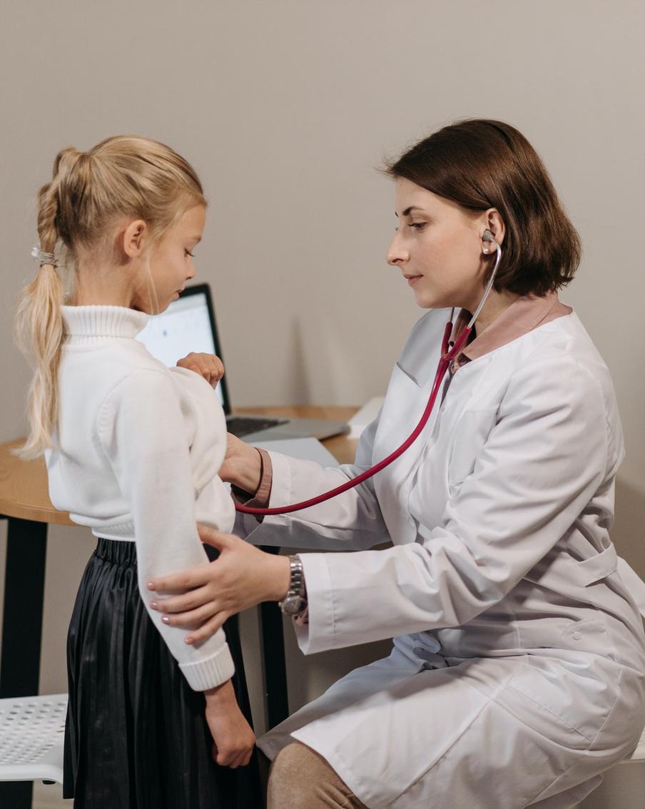 Как подготовить ребёнка к походу к врачу, чтобы он не волновался и дал себя осмотреть