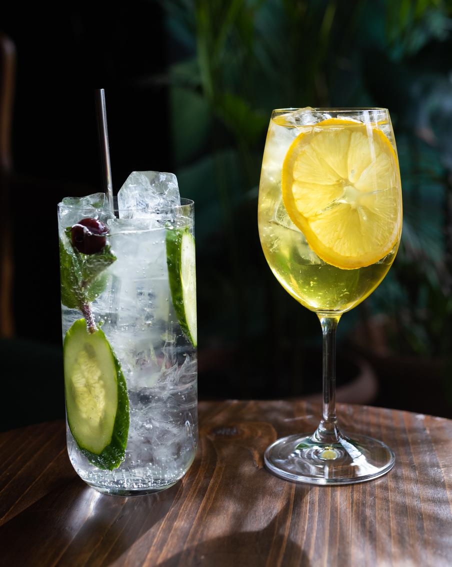 Полезная альтернатива алкоголю: 5 безалкогольных коктейлей для Нового года на основе щёлочной воды