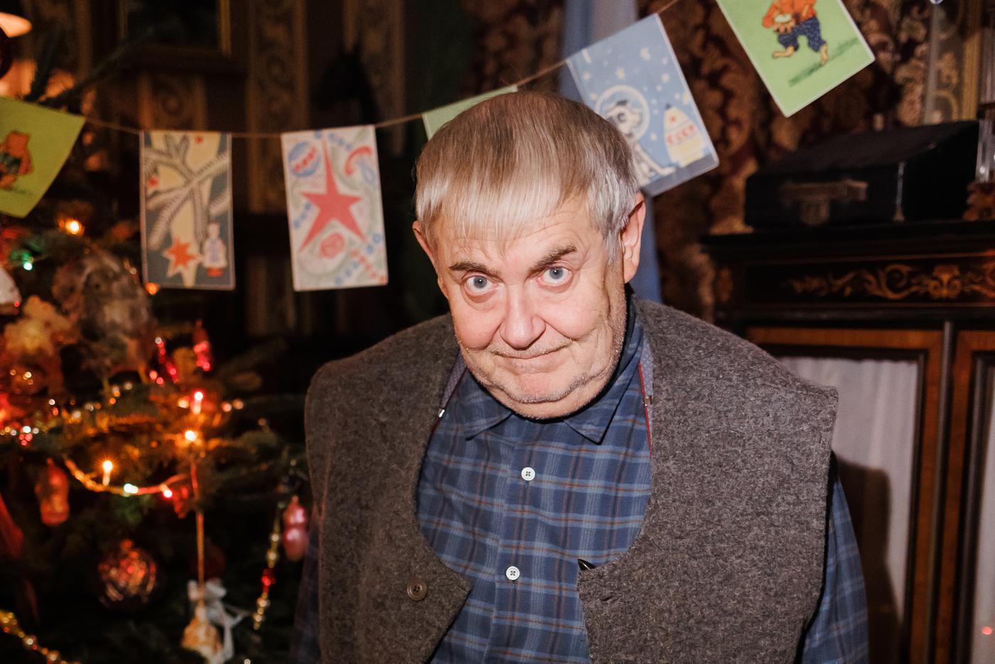 "Мальчик заперся в туалете и играл мне оттуда на скрипке". Юрий Стоянов рассказал, как был Дедом Морозом и чем занимается на праздники