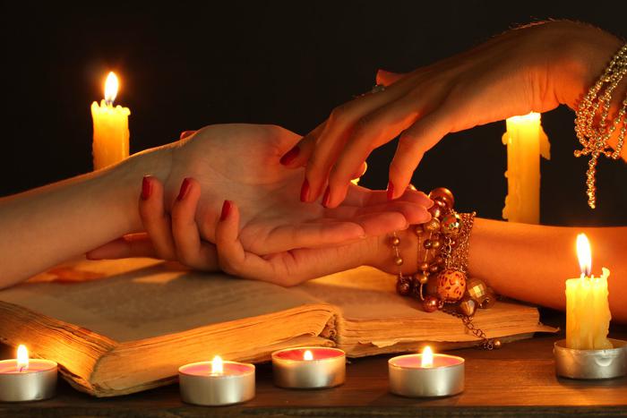 Рождественские гадания предскажут будущее и покажут вашего суженого. Гадалка поможет провести ритуал правильно