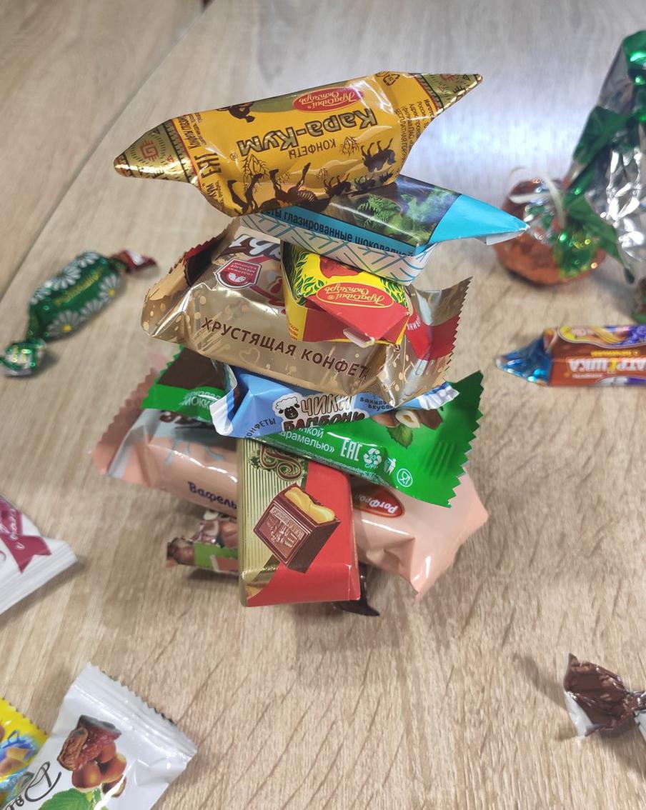 Шесть забав, которые займут детей за новогодним столом. Играем с фантиками, мандаринами, солью и проволокой от шампанского