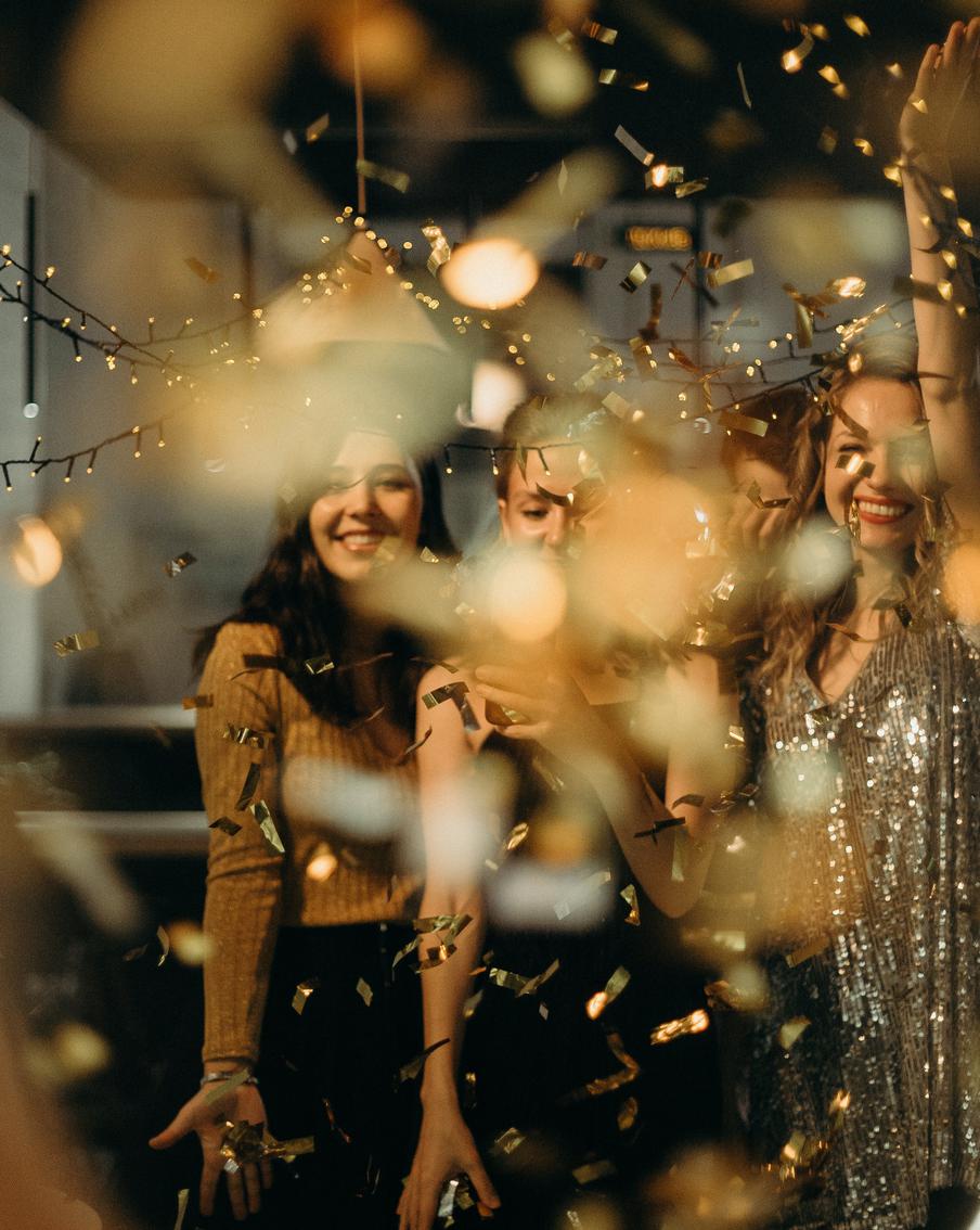 Последние приготовления к новогодней ночи: делаем праздничный макияж