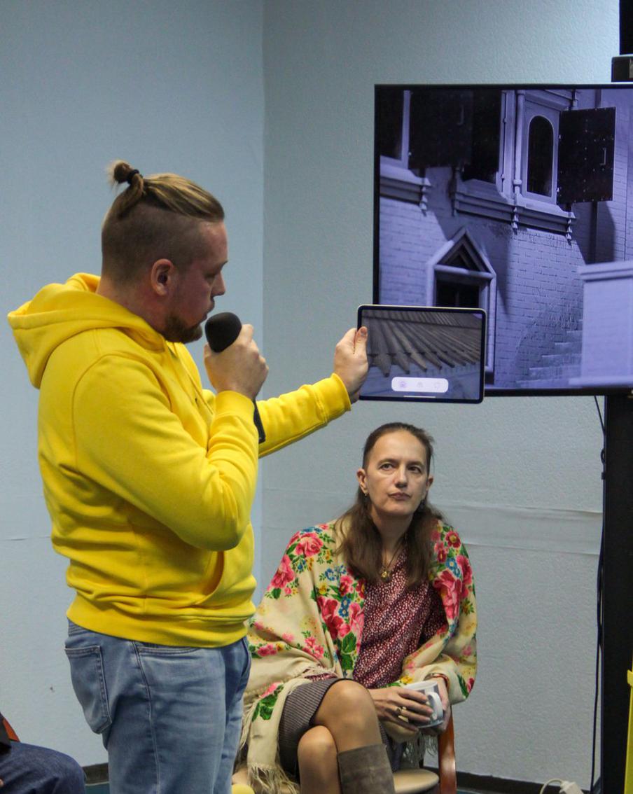 Если включить мобильное приложение и навести планшет на стены дома, можно увидеть каким дом был при Петре I.