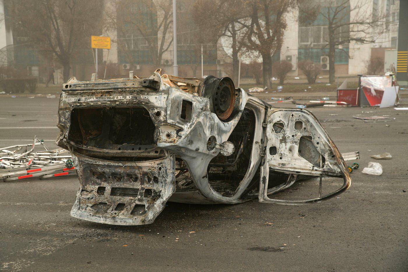 Сожжённый автомобиль в Алма-Ате, 6 января.