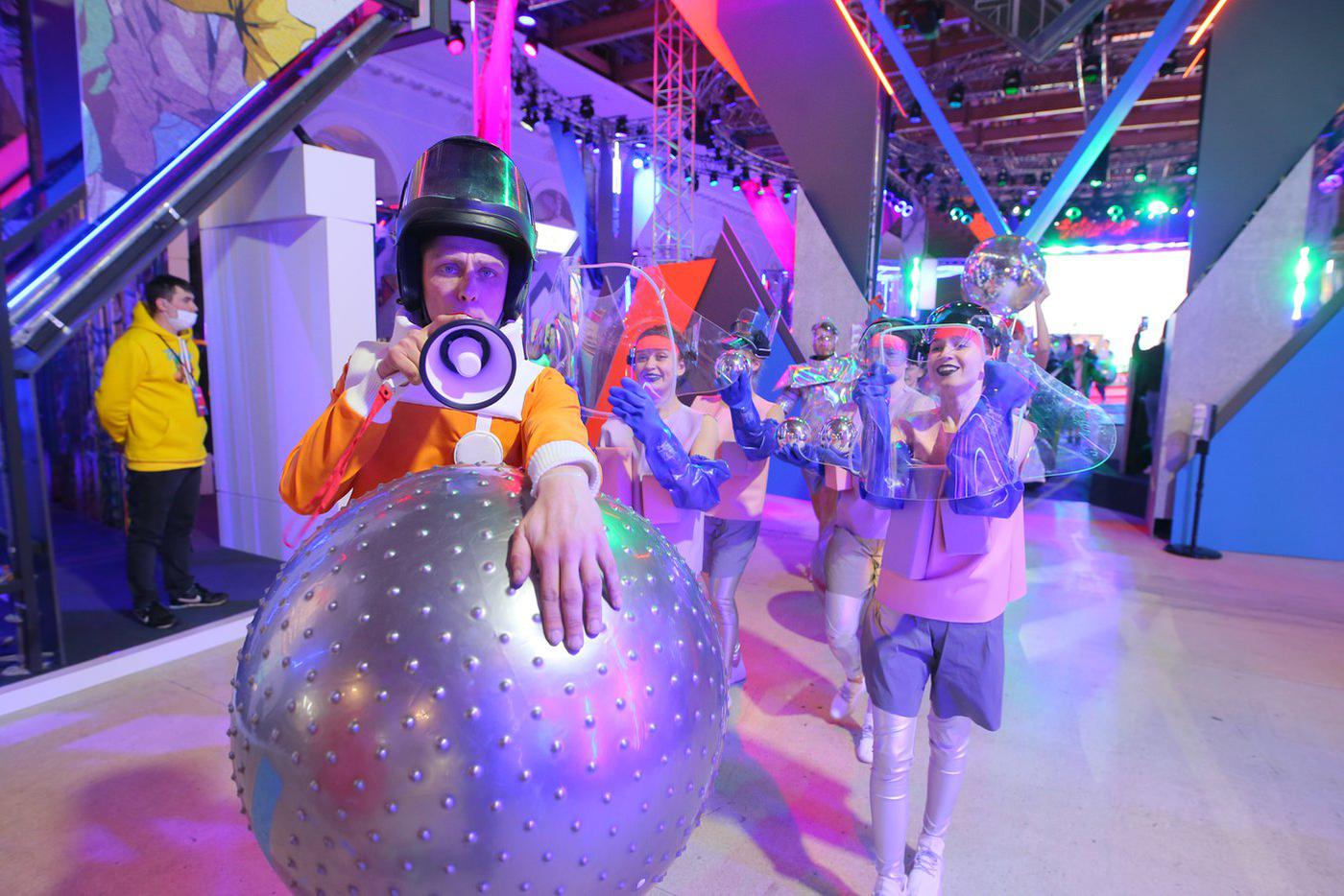 На выставке работает главная сцена, объединяющая между собой все миры Фанерона. Там проходят концерты диджеев и различные шоу. Некоторые артисты выступают в смелых и необычных костюмах.