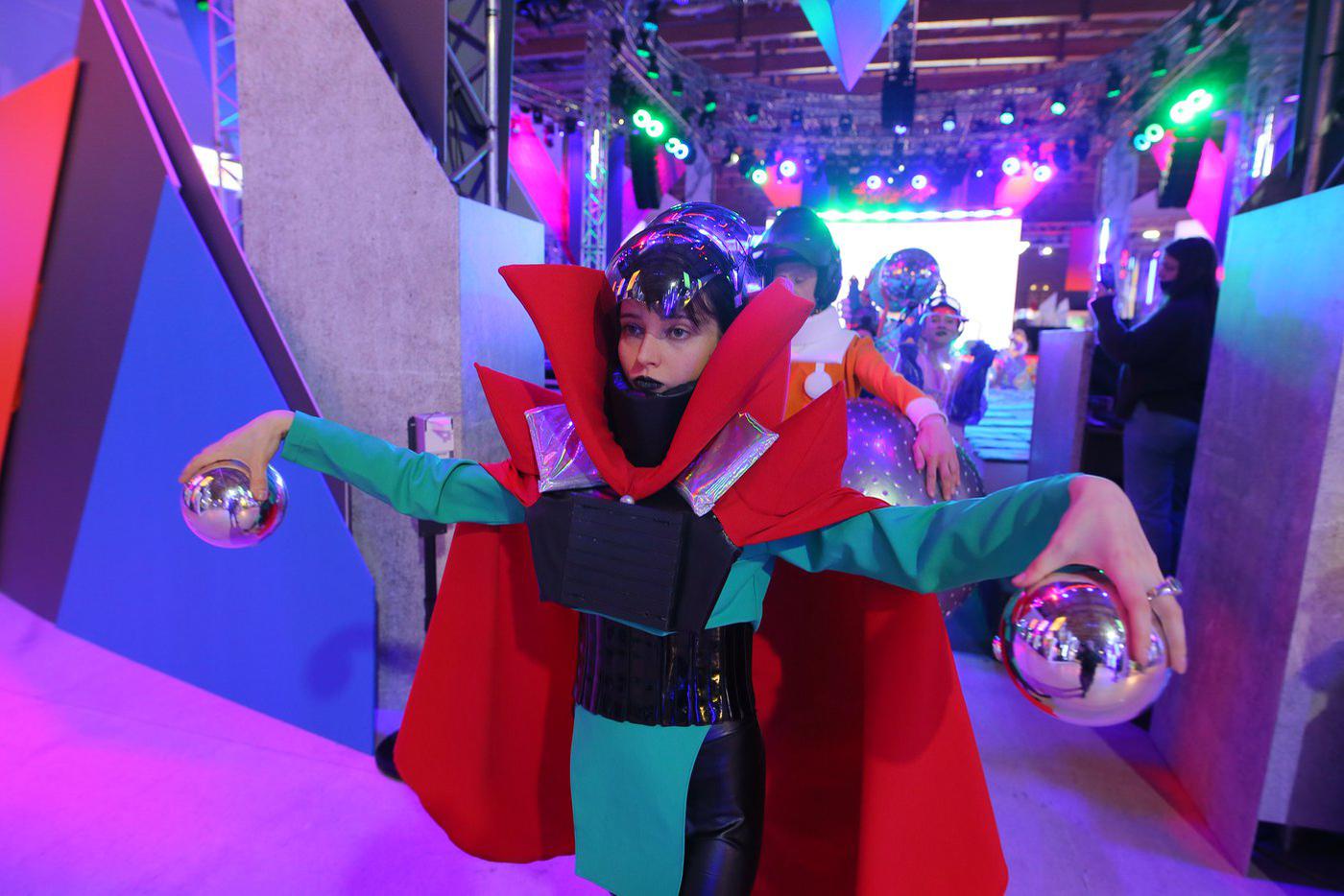 На выставке работает главная сцена, объединяющая между собой все миры Фанерона. Там проходят концерты диджеев и различные шоу. Некоторые артисты выступают в смелых и необычных костюмах.