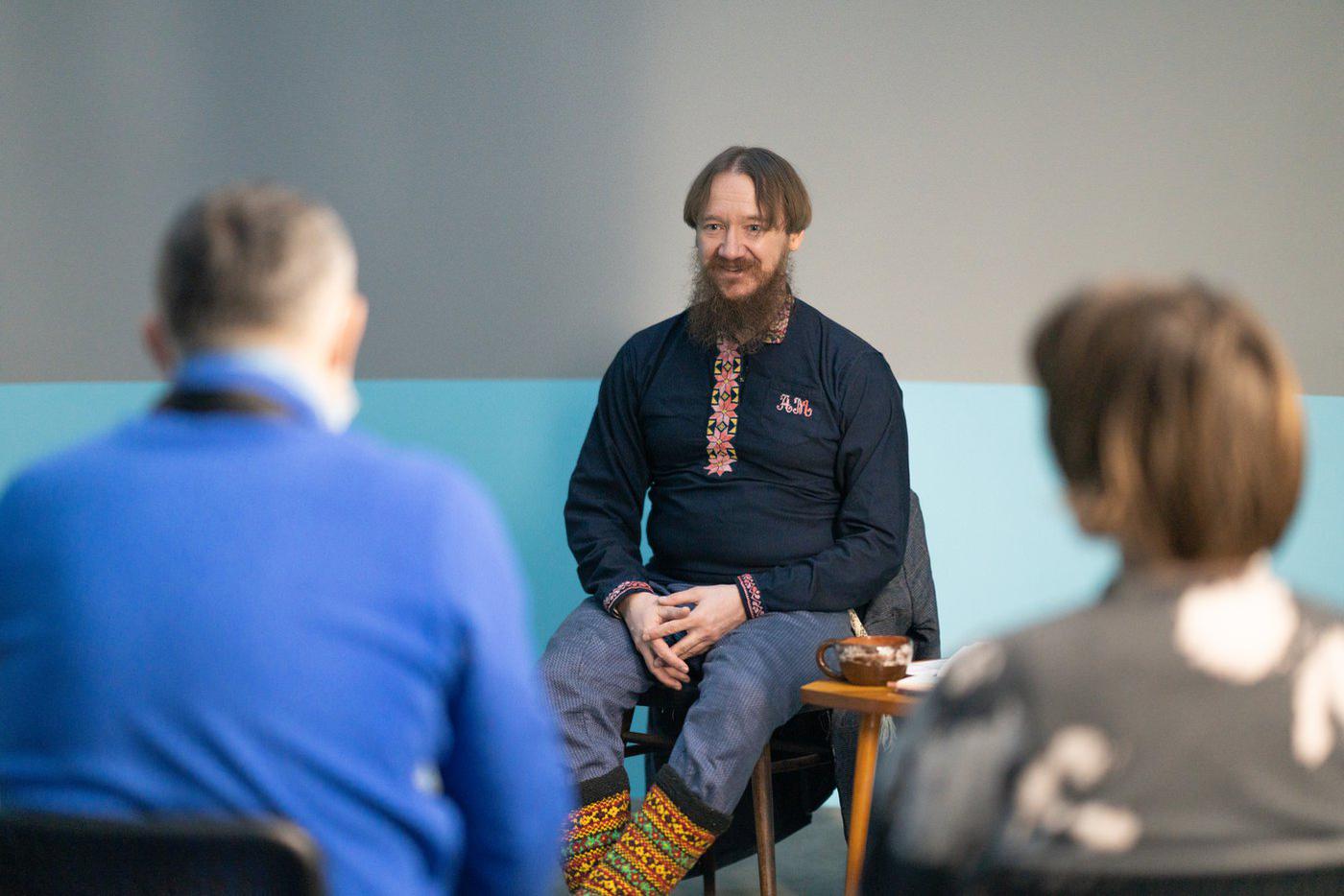 Сказитель Александр Маточкин выступает перед слушателями в Центре "Слово"