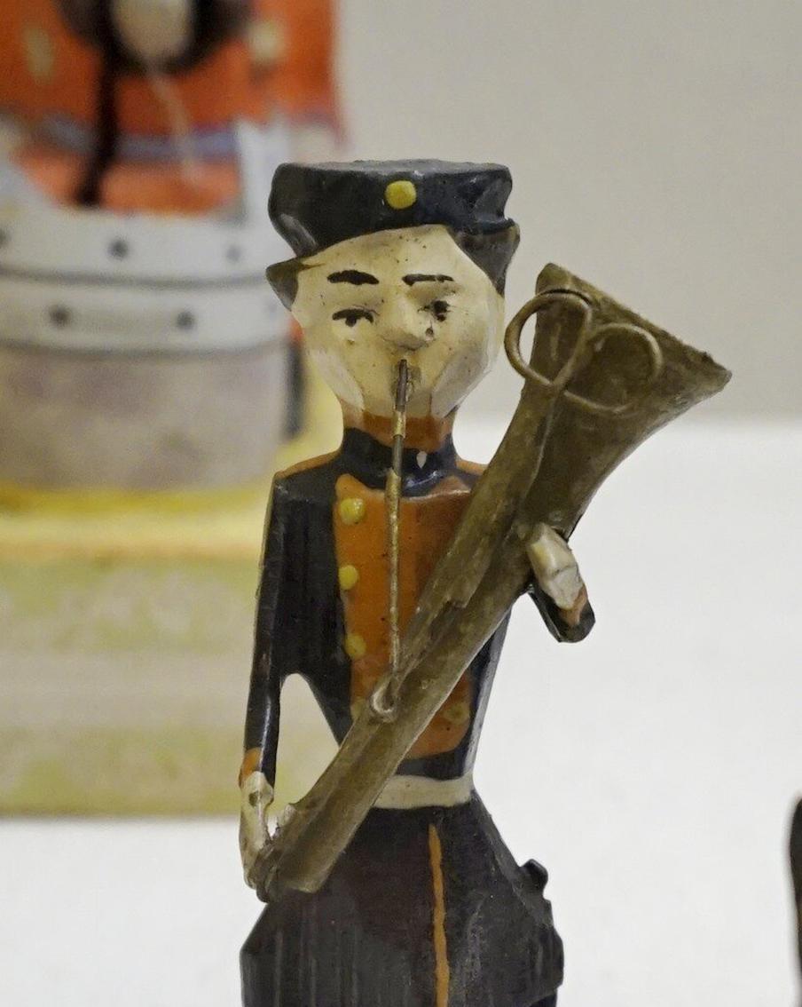 Игрушки из дерева созданы с помощью ножа и горбушки.