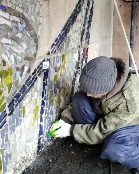 Идёт расчистка панно от поверхностных загрязнений.