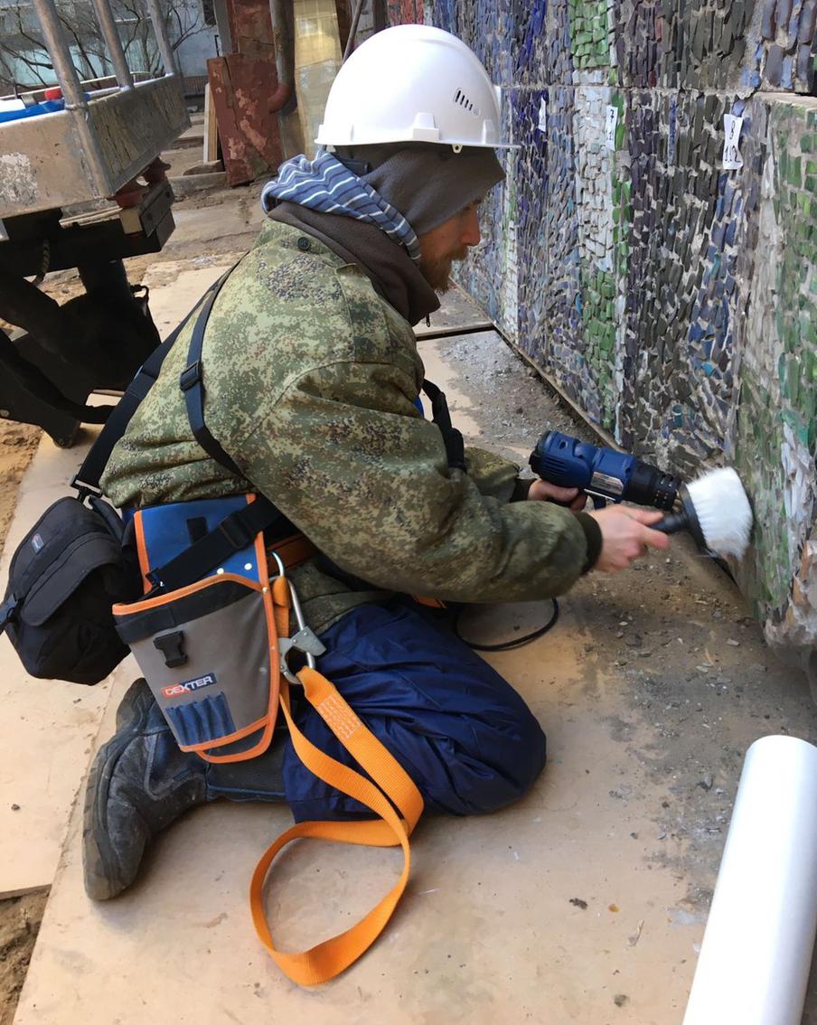 Фотограф зафиксировал процесс профзаклейки панно.