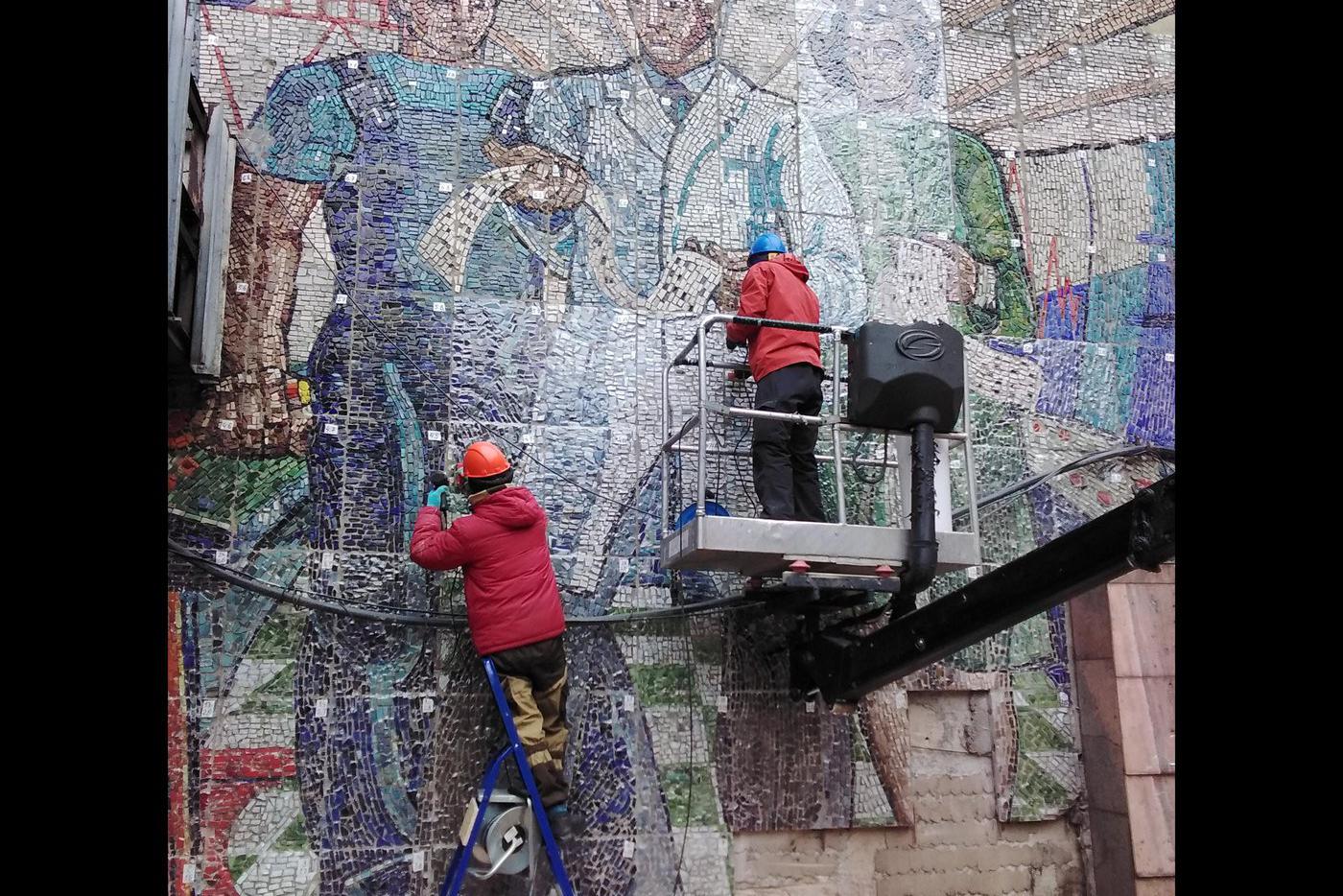 Идёт профзаклейка панно.