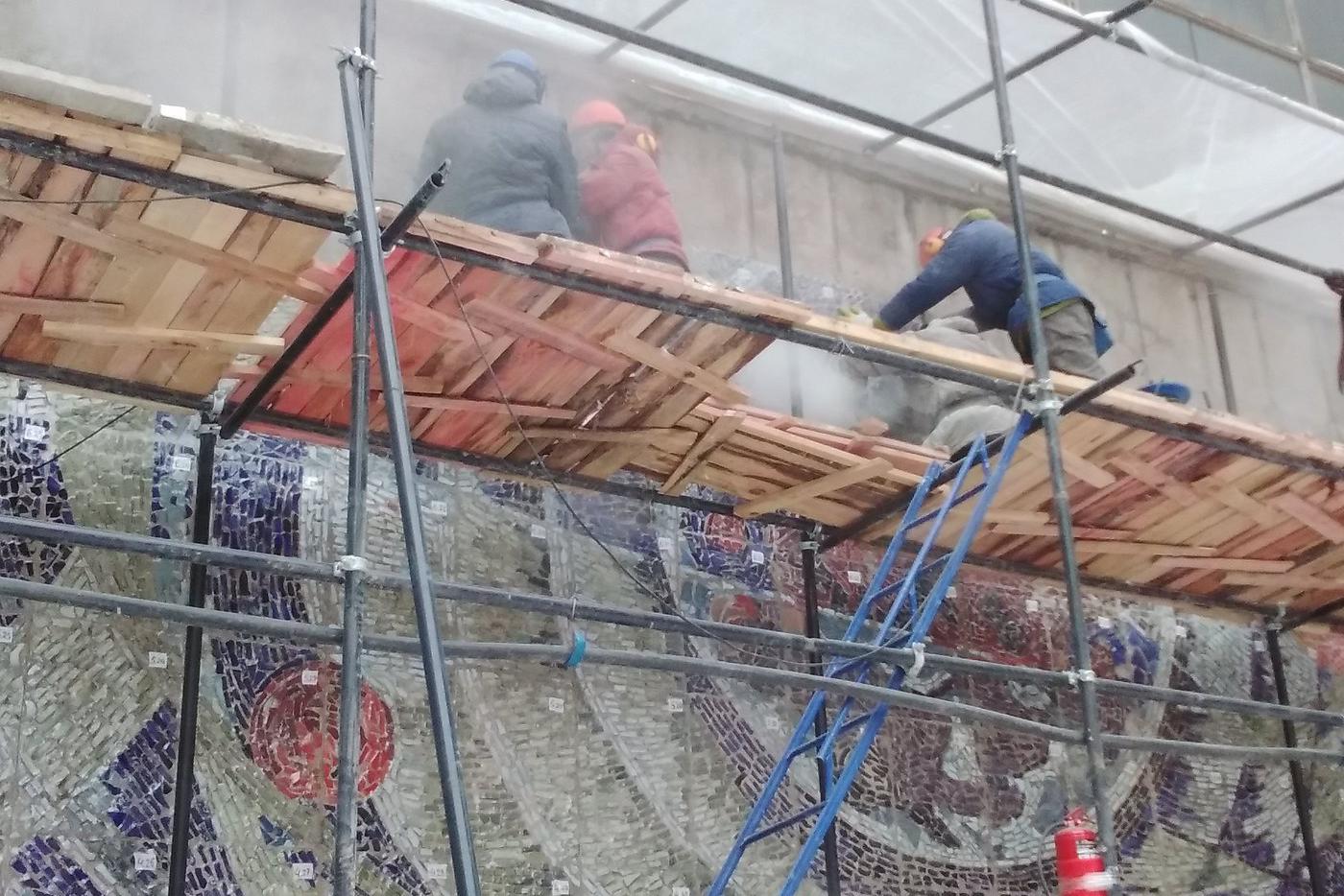 Работы по спасению мозаики шли оперативно.