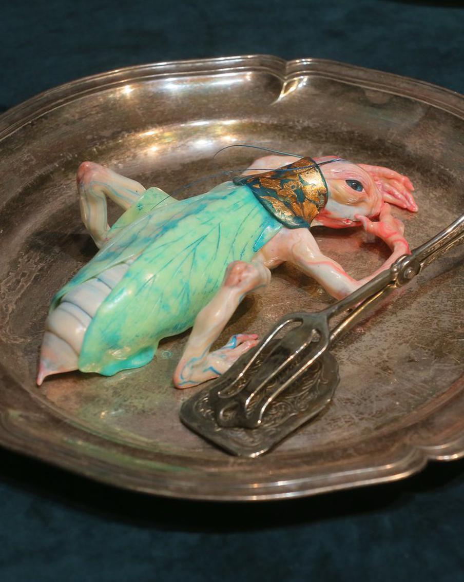 Гадкие монстры живут на тарелках и глазеют на посетителей