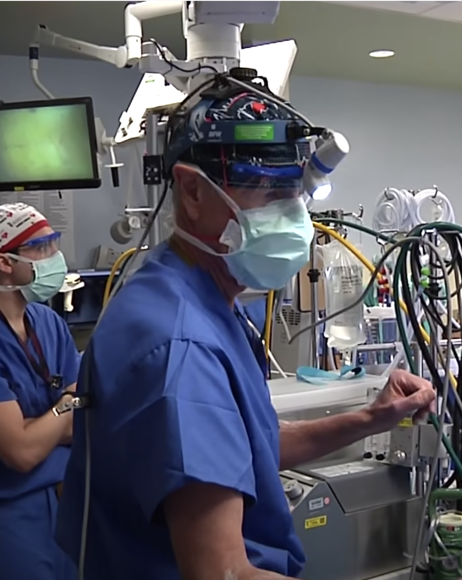 "Это выстрел вслепую, но я хочу жить!": хирурги спасли смертельно больного с помощью свиньи