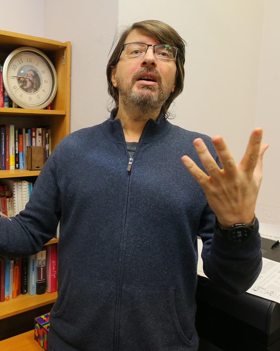 В стрессе муза ругается матом. Редакция Metro отметила День поэзии на работе