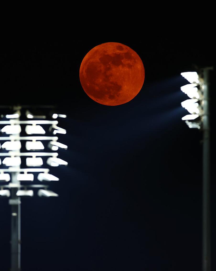 Гигантский астероид деформировал Луну? В любом случае земляне могут спать спокойно