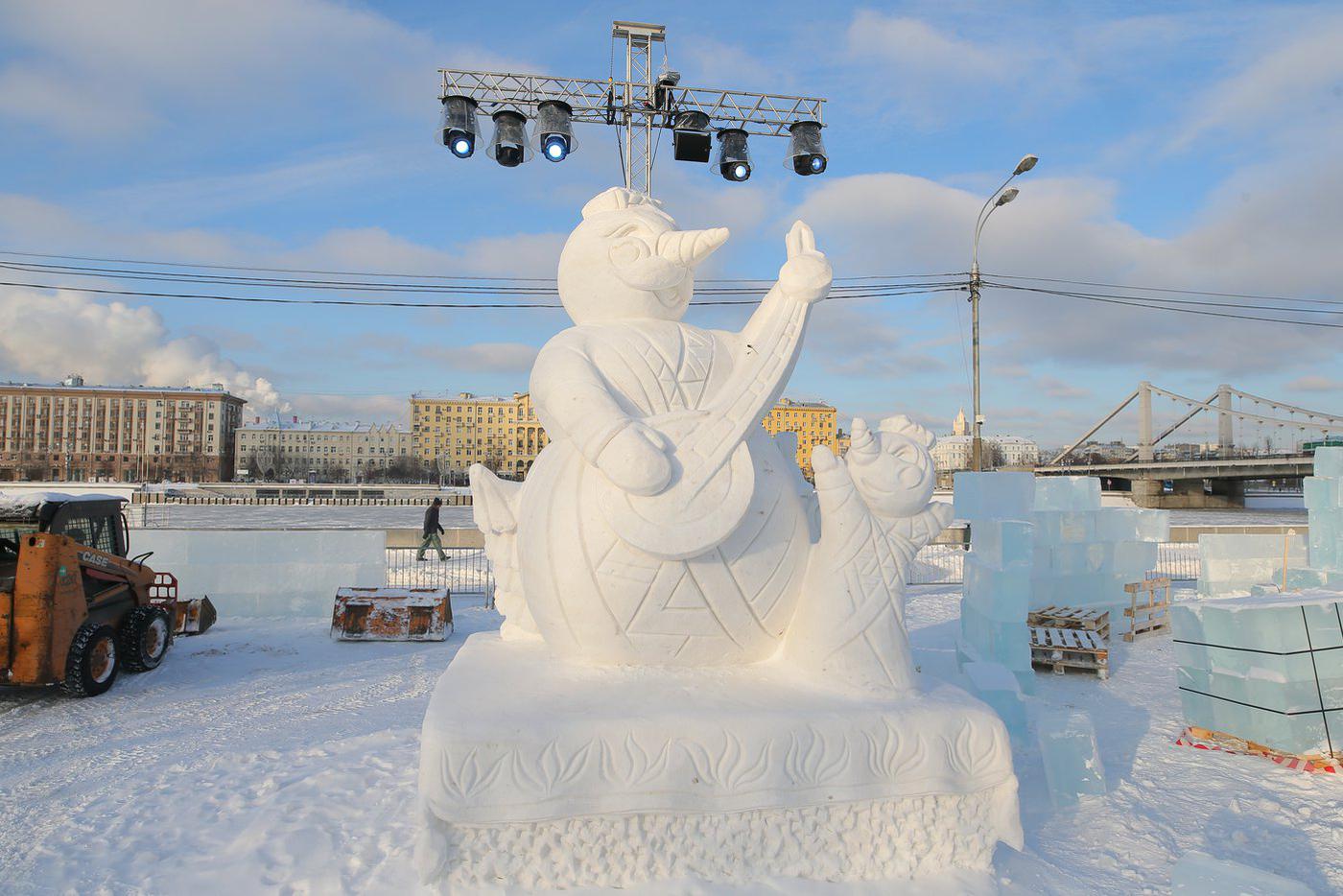 Шестиметровая фигура снеговика.