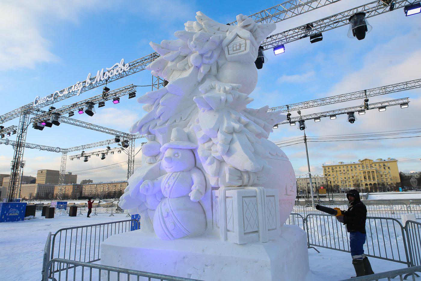 Скульптура снеговика с елочными игрушками