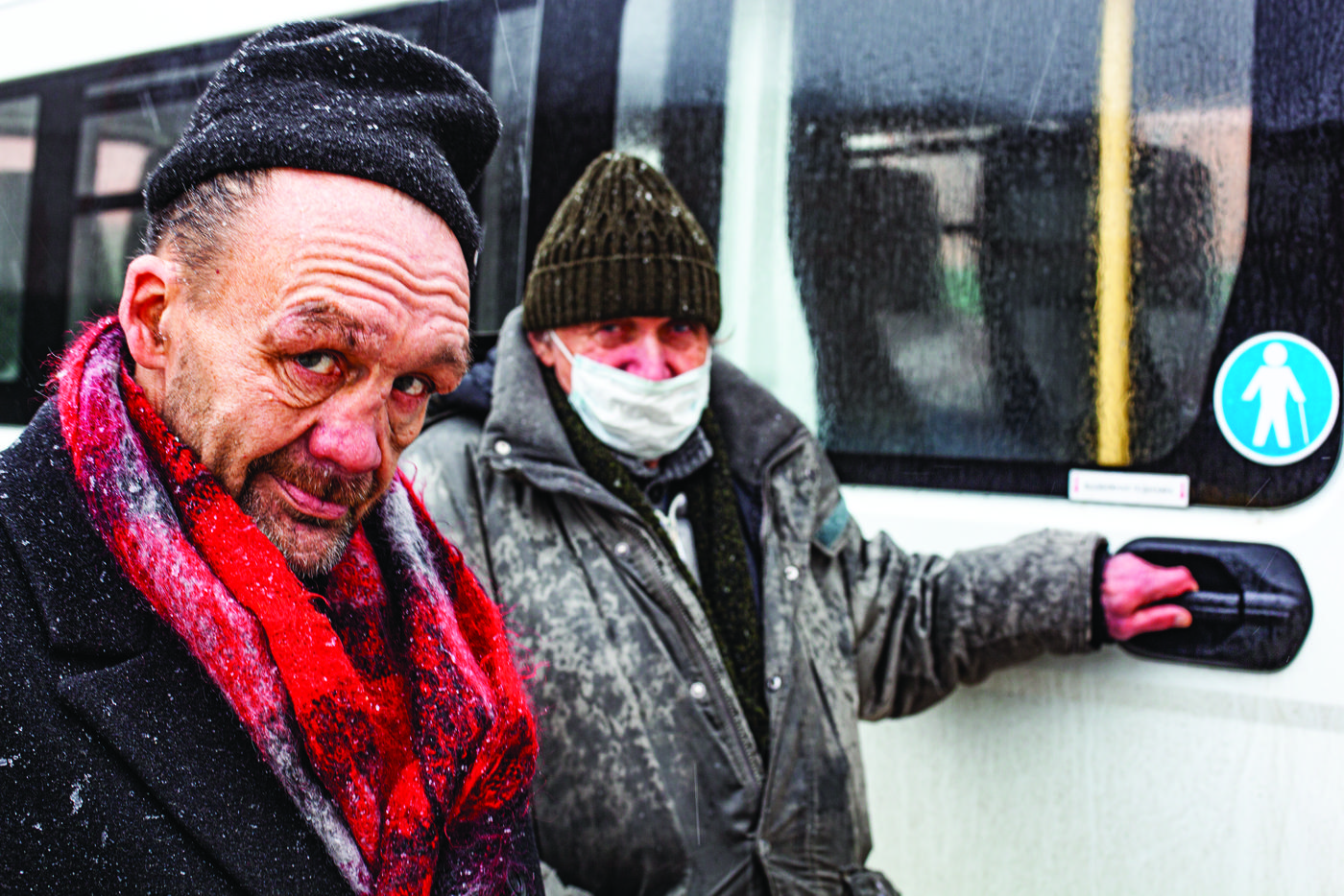 Гражданин бомж. Пункт обогрева для бездомных в Москве.