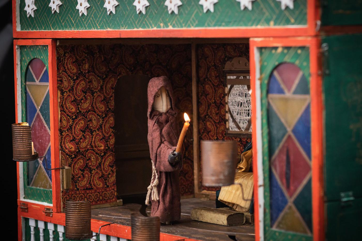 Рождественский праздник добавил смеха и веселья к вселенскому покою, царящему около храма.