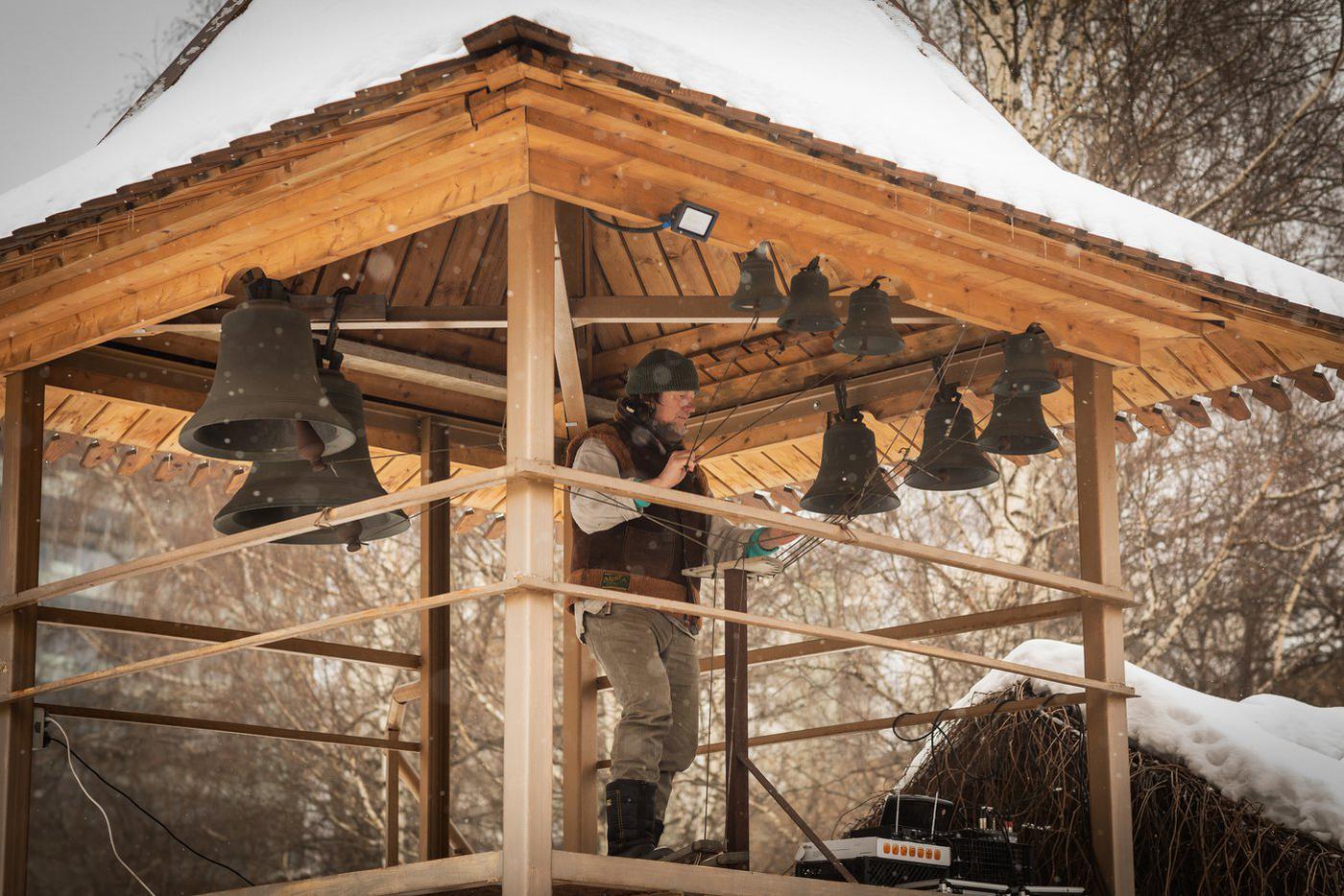 Рождественский праздник добавил смеха и веселья к вселенскому покою, царящему около храма.