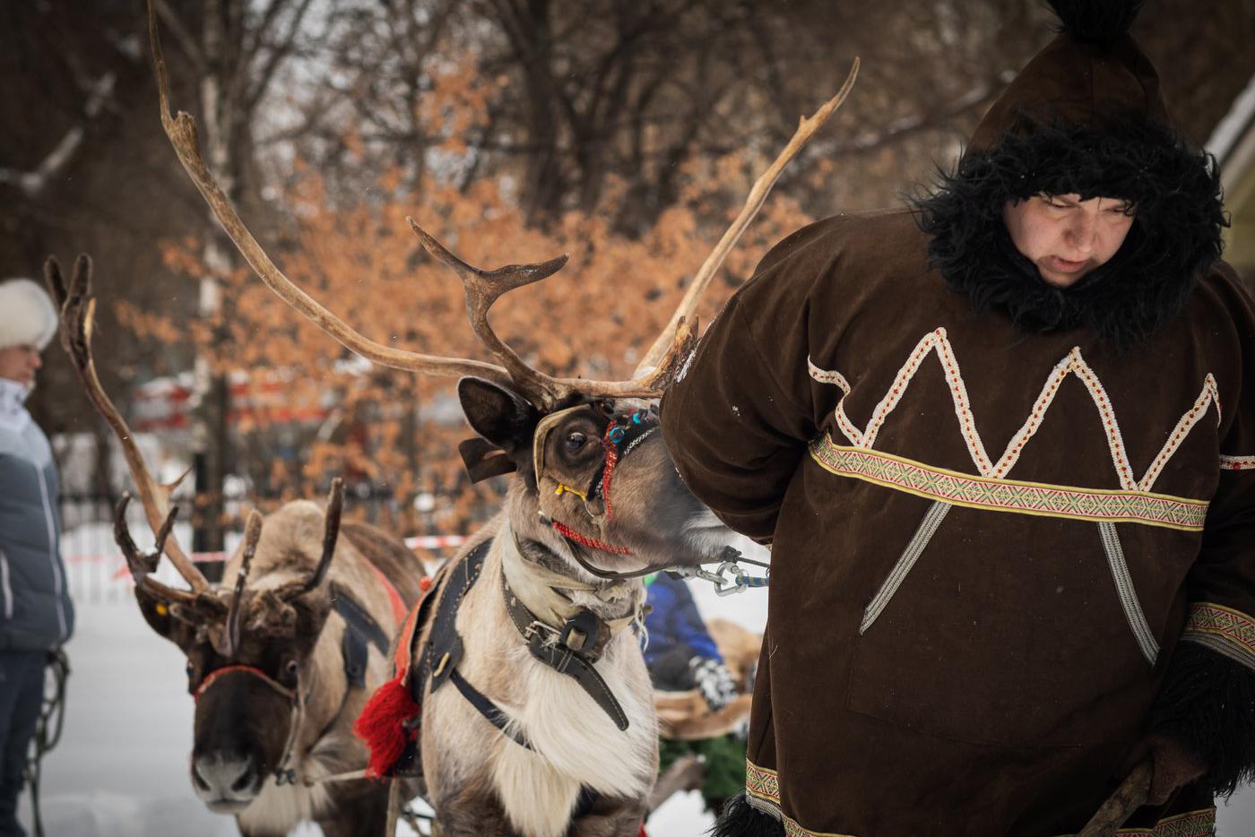 Рождественский праздник добавил смеха и веселья к вселенскому покою, царящему около храма.
