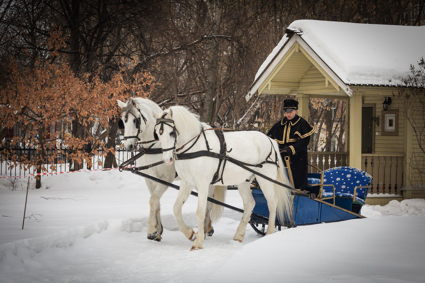 Рождественский праздник добавил смеха и веселья к вселенскому покою, царящему около храма.