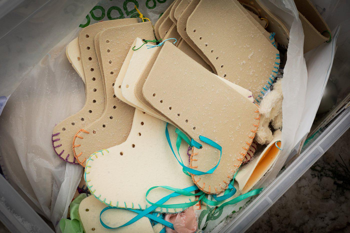 Рождественский праздник добавил смеха и веселья к вселенскому покою, царящему около храма.