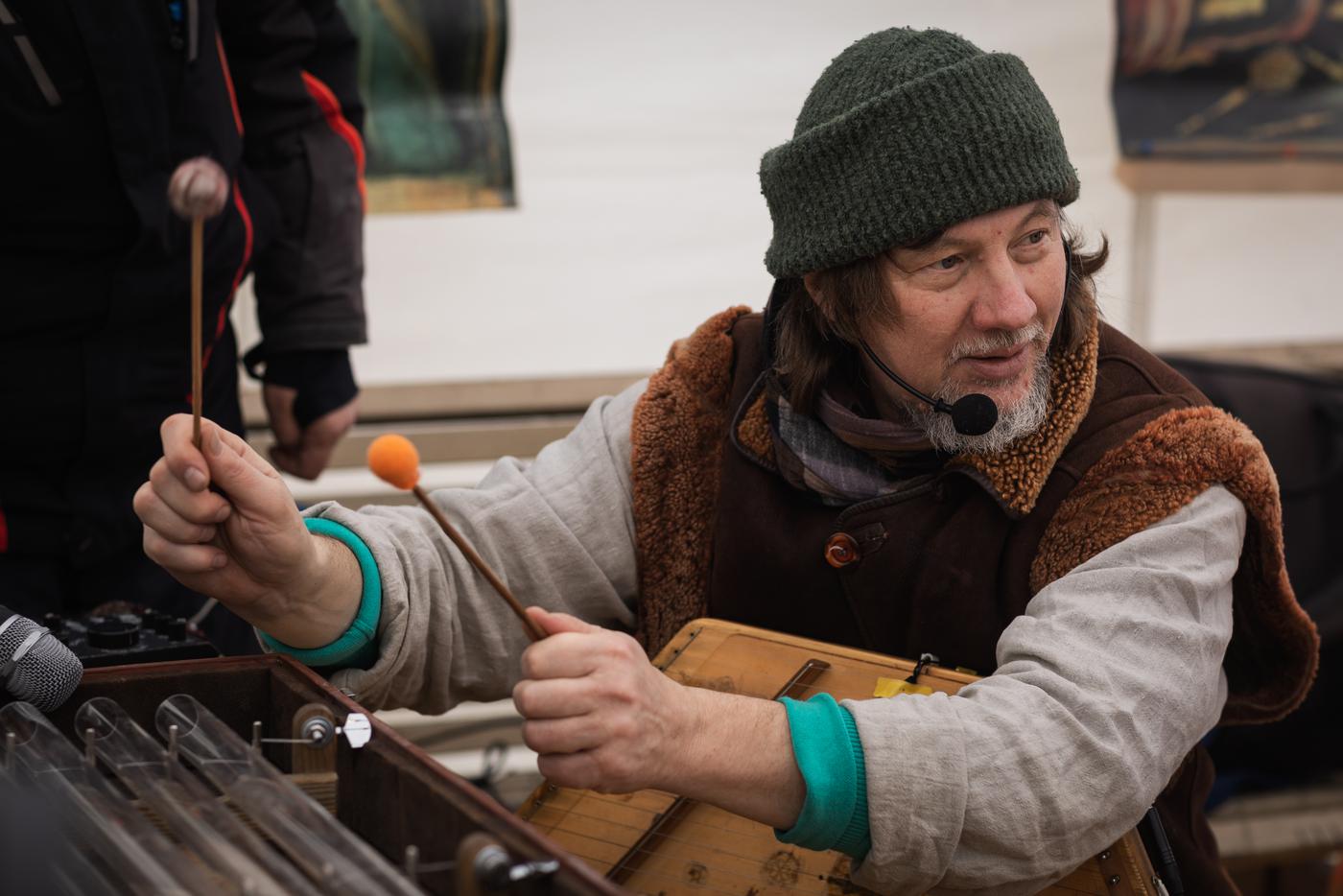 Рождественский праздник добавил смеха и веселья к вселенскому покою, царящему около храма.